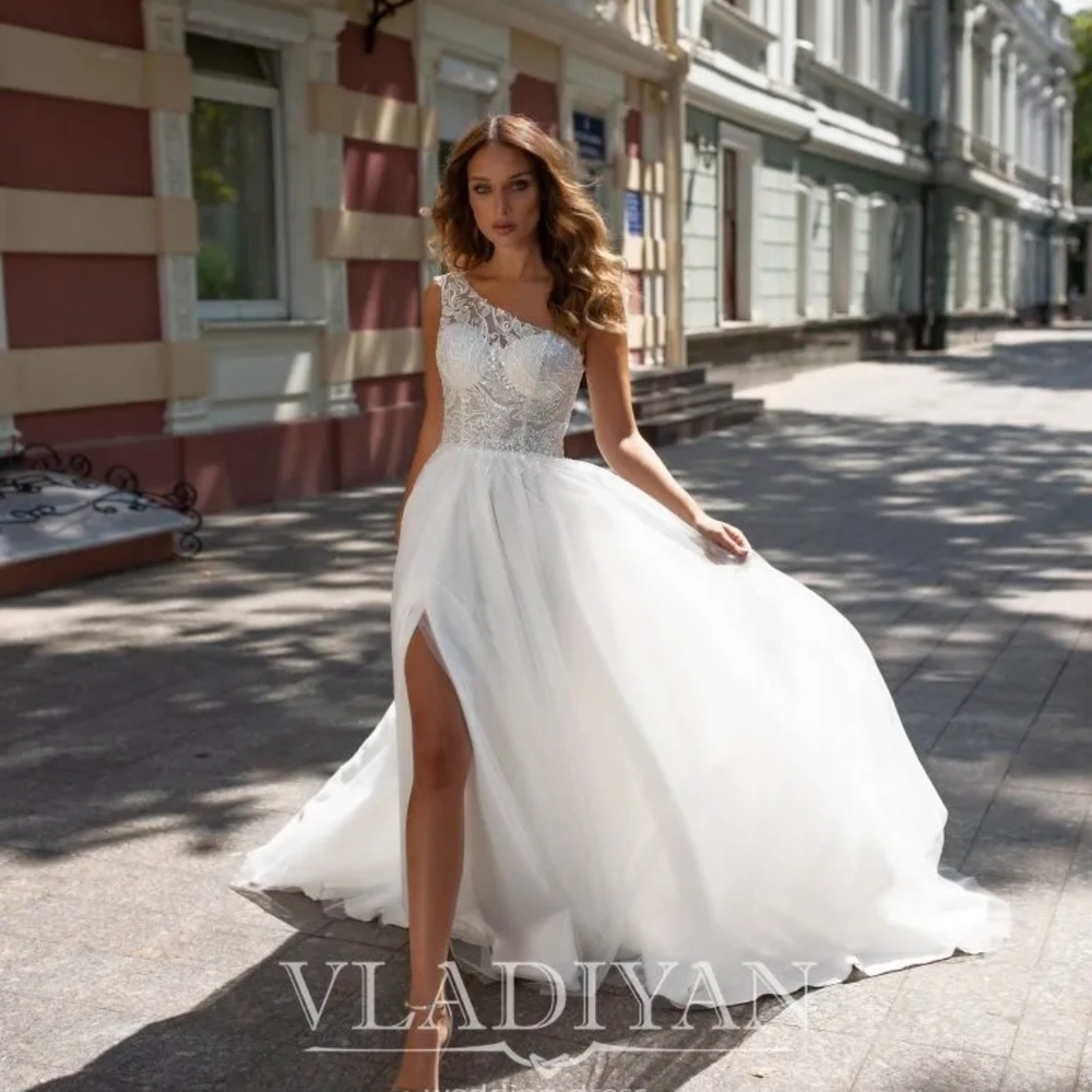 Asymmetric One-Shoulder White Lace Bodice A-Line Wedding Dress